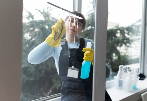 Nettoyage de vitres intérieures et extérieures à Château-Renard